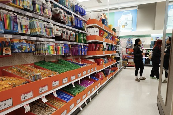 胜亿配资  日常开销暴增，教育成本攀升，开学季全美学生面临“关税通胀”