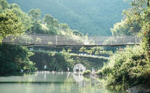 鑫恒盈配资 溯溪、寻宝、勇气跳潭 ｜ 孩子们的桐庐清凉一日记～